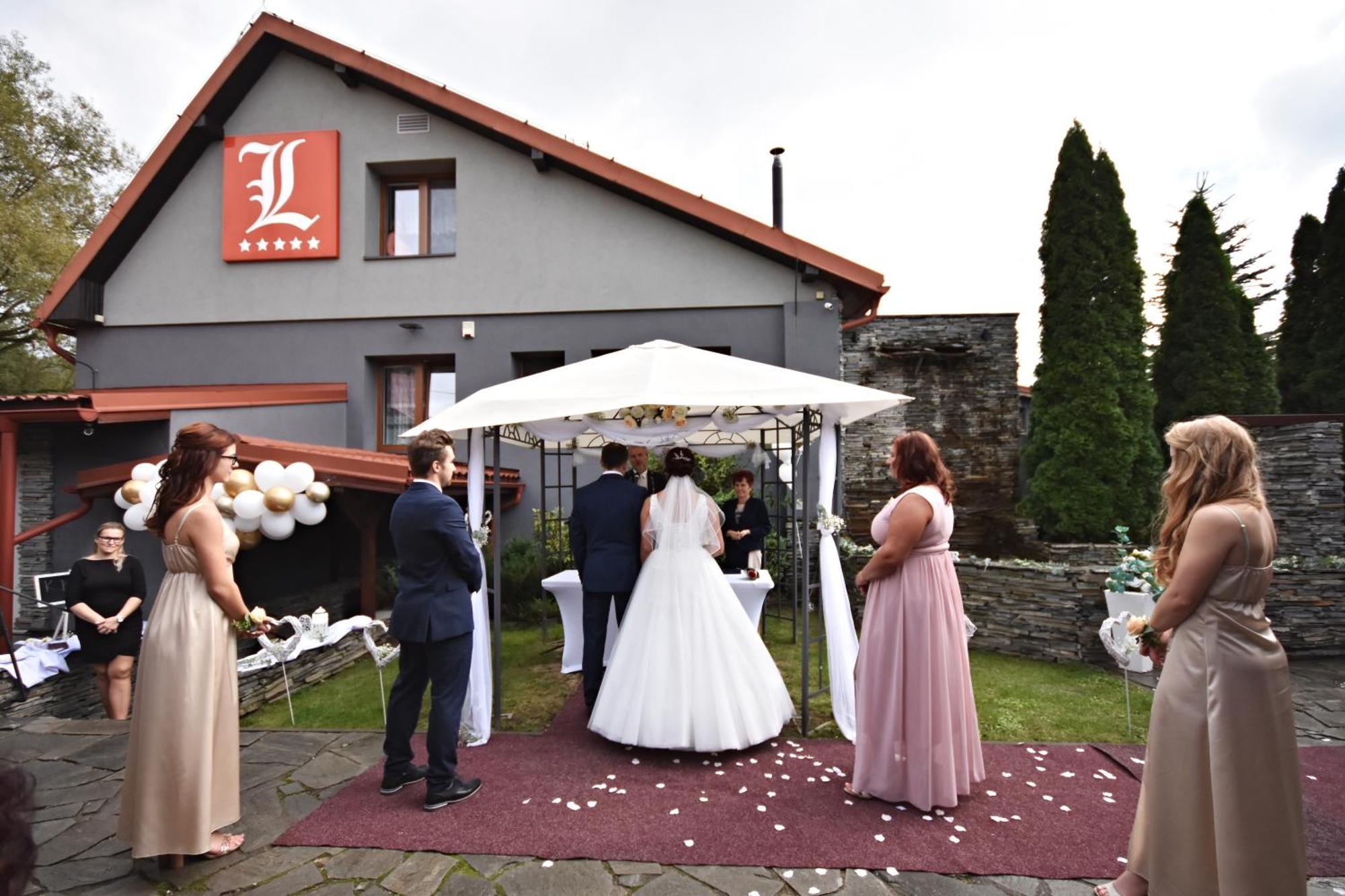 Restaurace A Penzion Lutena Dolni Lutyne Exterior foto